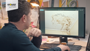 Príčinou takéhoto plesnivého sadrokartónu môže byť problém s parozábranou. Do konštrukcie sa dostala voda. Zdroj: isover.cz/inspektori
